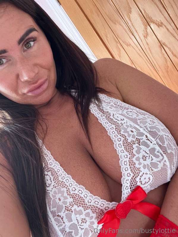 bustylottie - How’s your working day? ☺️