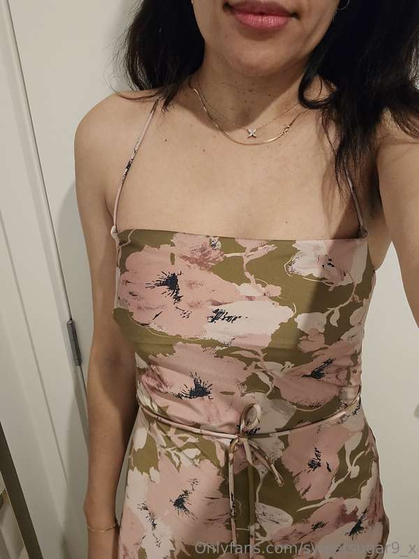 coolmomlola - Sexy little dress for dinner. No panties tonight 😋Thank you ..