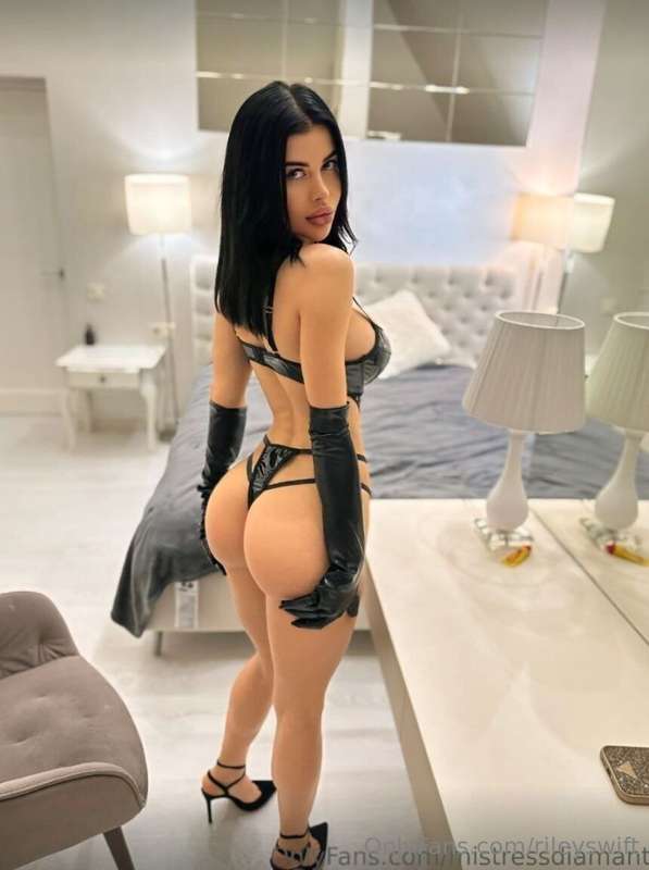 rileyswift - 🔞Stunning brunette @mistressdiamant who is craving nothing b..