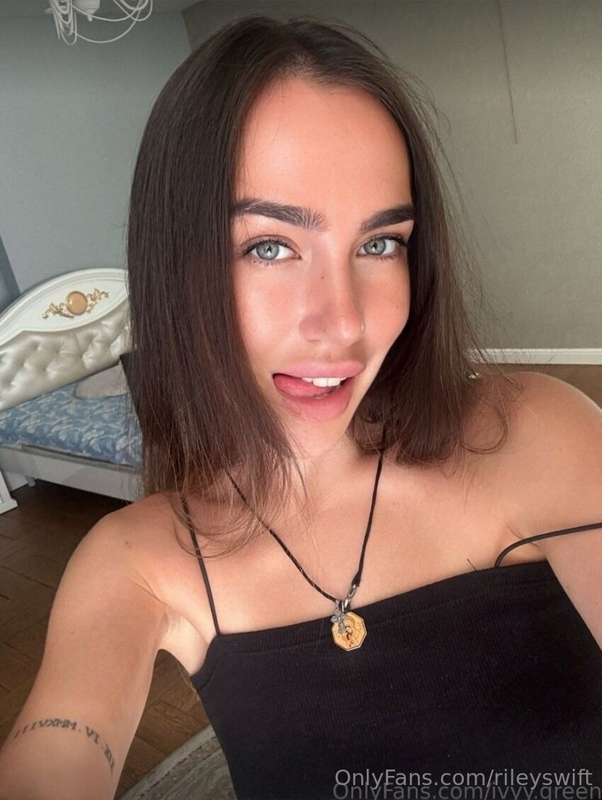 rileyswift - This babe @ivyy.green wants to be naughty for you 🔥 🔥 Her ju..