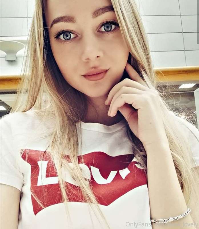 I love sweet and hard, that's what I caressed my pussy with ..
