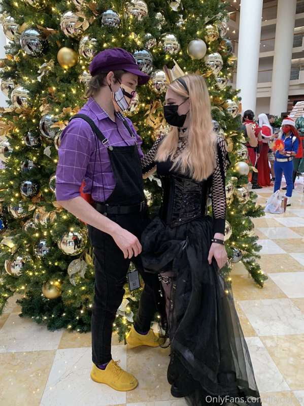 God we’re hot! 
We were Waluigi and Bowsette that to Holiday..