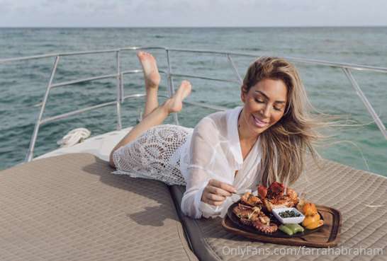 🎉🥂 ***HAPPY LABOR DAY!*** 🥂🎉 
I'm so proud to work hard ever.. 1