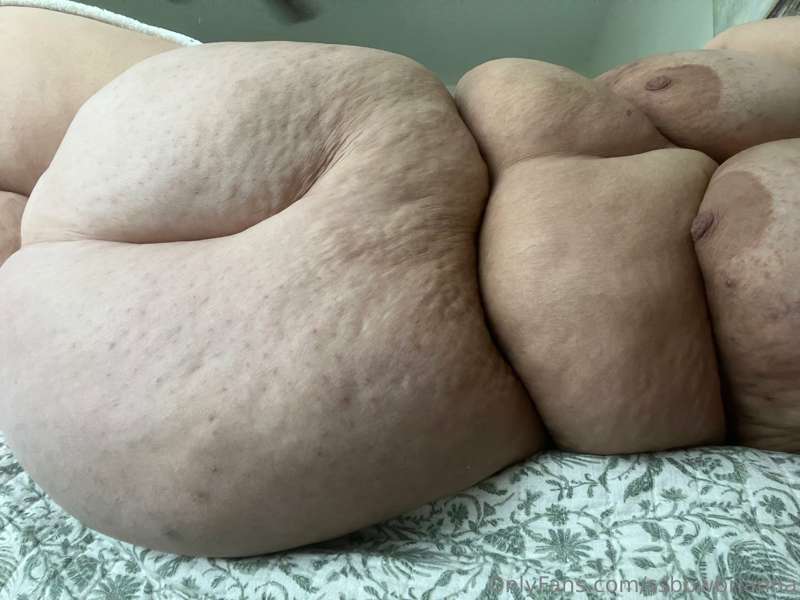 Just woke up. This belly needs some attention 😩