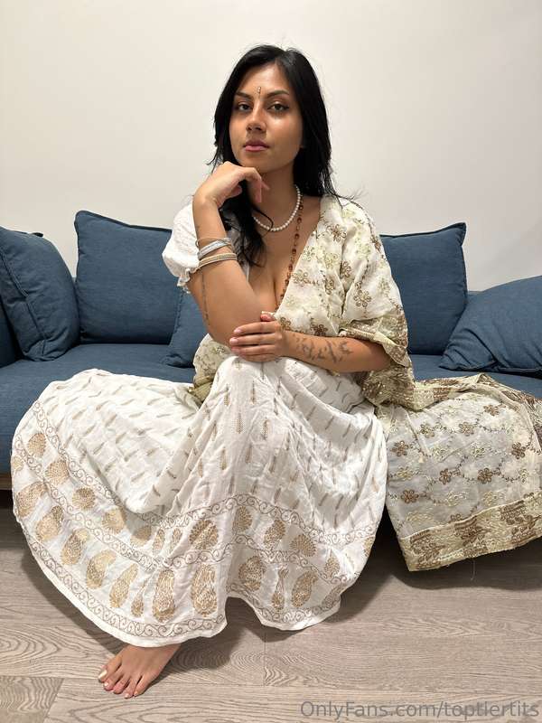 Desi Girlfriend's Secret Desire: SFW Photo Set 2

Model: @th.. 10