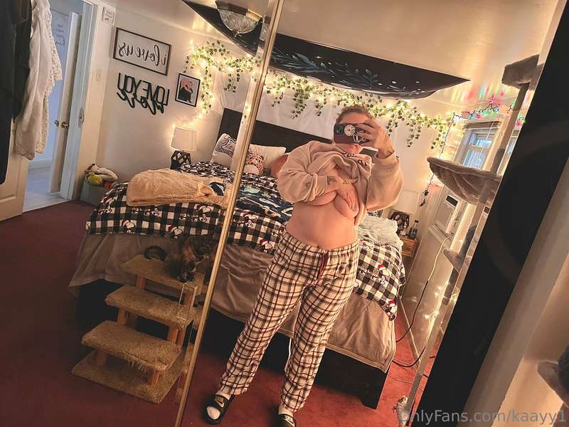 wouldn’t be mad if you slipped off my pj’s❤️