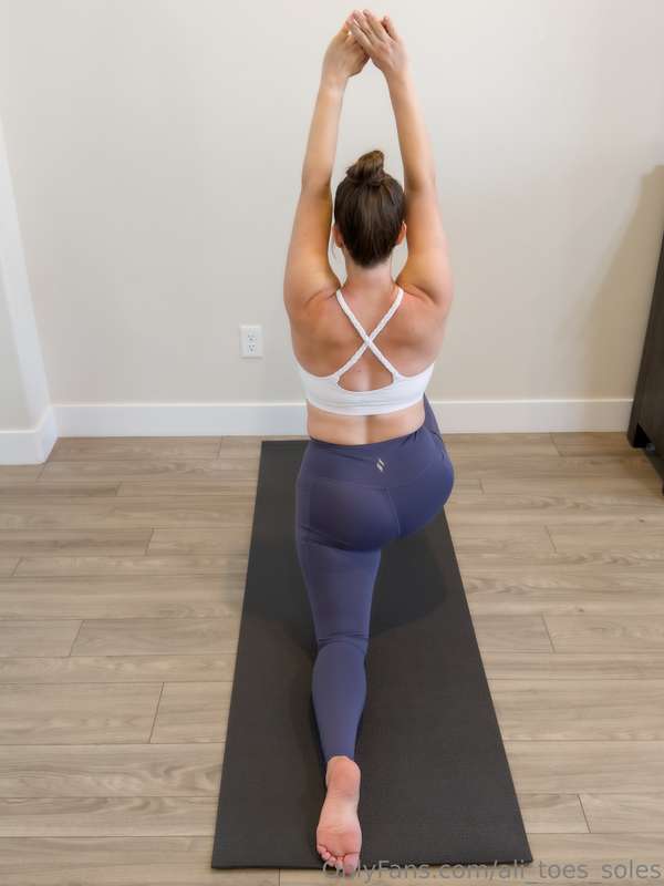 Pretend you're behind me while I stretch 😏 5
