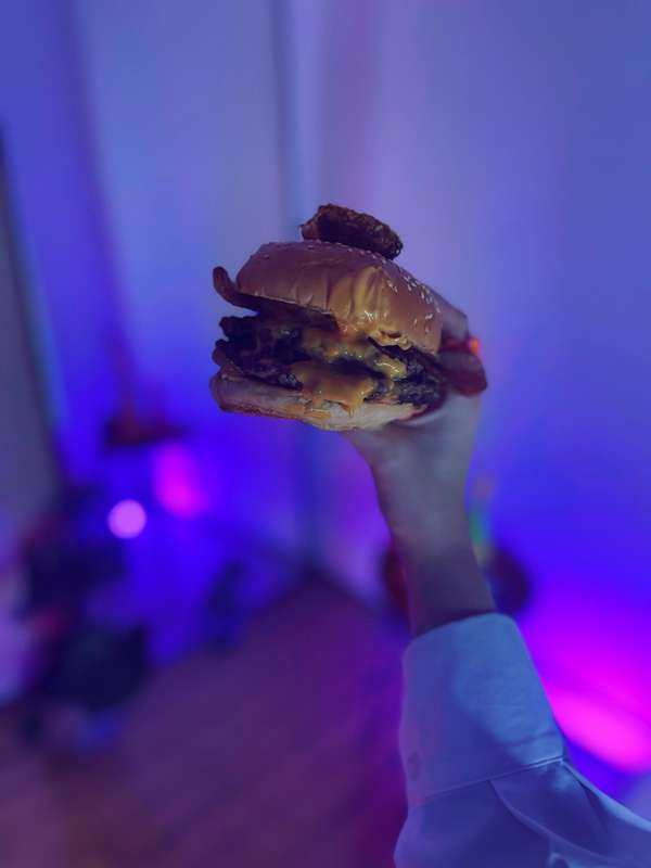 About to eat this burger then I’ll be doing my first live sh..