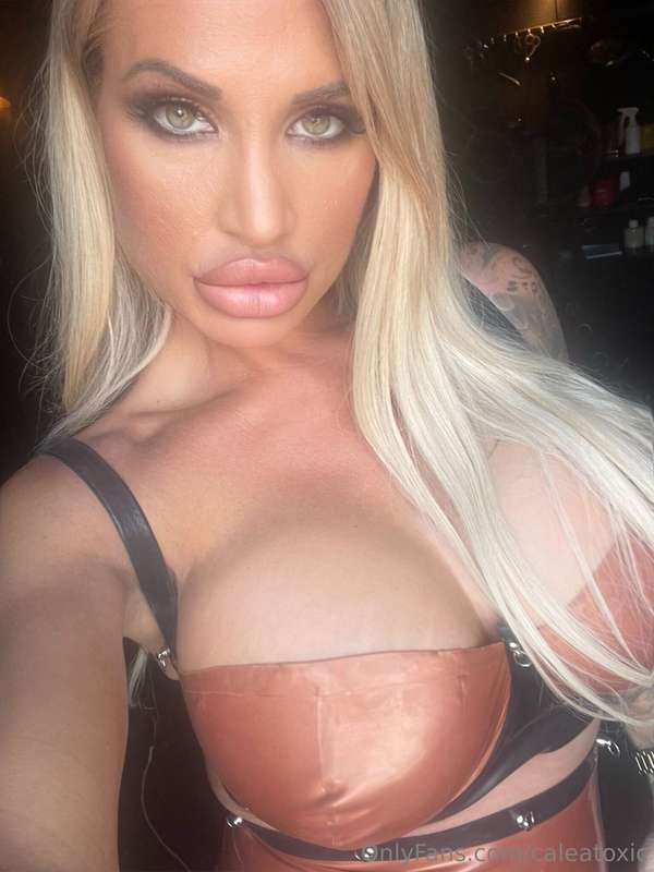 A nice start into the new week from your latex goddess 💋 4