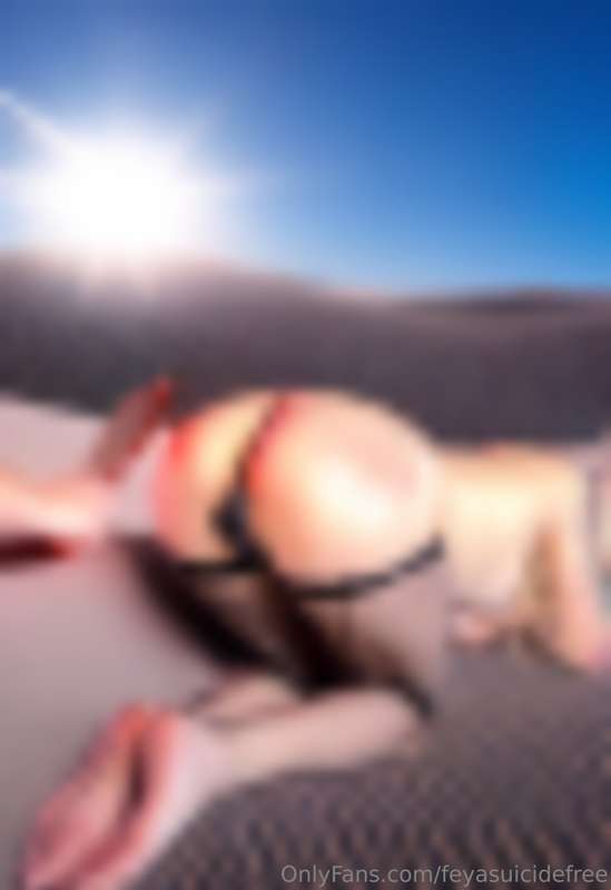 Sneaky Blurry Peek 🤓🏓 @dommeclaire