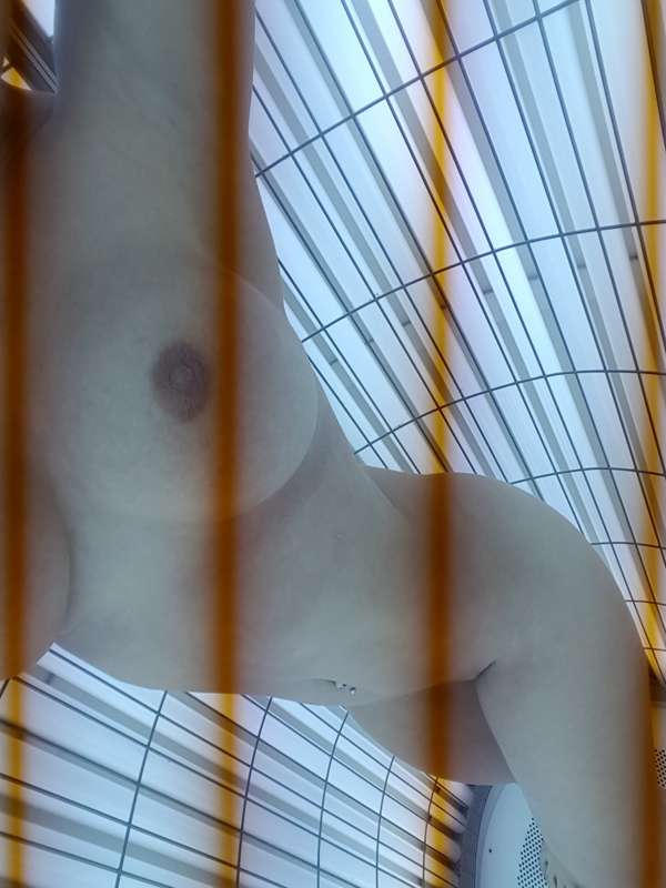 A sneaky peek inside the sunbed today 🌞 3