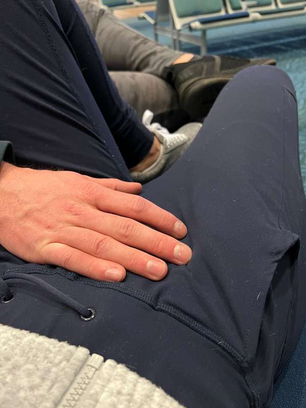 Sneaky airport pussy strokes 🥵😻 3