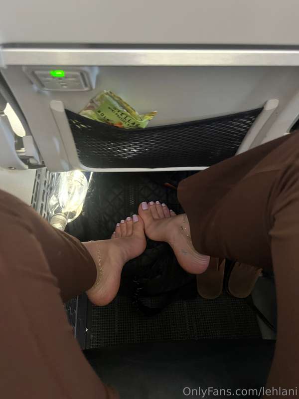 Rainbows & bare feet always on my travels 🩷 a little distrac.. 6
