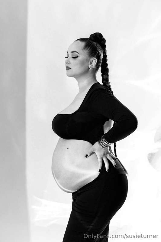 Pregnant cutie @lana-moon ready to show you all her dirty fa..