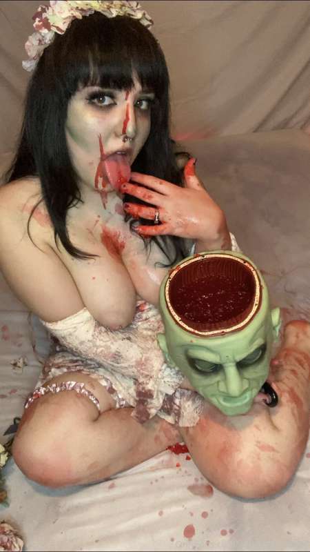 ⚠️Fake Gore Warning ⚠️ It’s just jello “brains” and the head.. 10