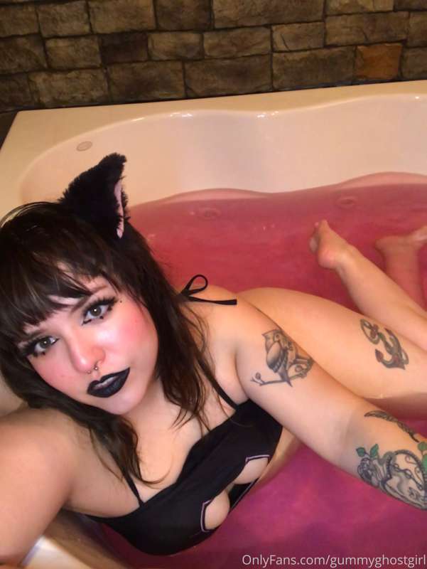 Time to give your Neko girl a bath 🧼💖