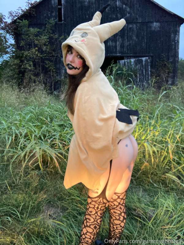 A wild mimikyu has appeared! What will you do? 🖤 12