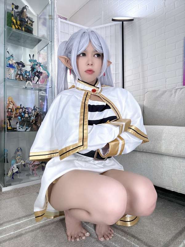 just a little cosplay try-on of frieren. :3
 i haven't cospl.. 23