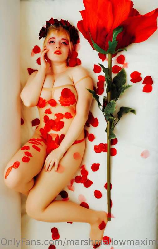 Throwback to this rosy look ❤️🌹

Happy Valentine’s Day!

Sen.. 1
