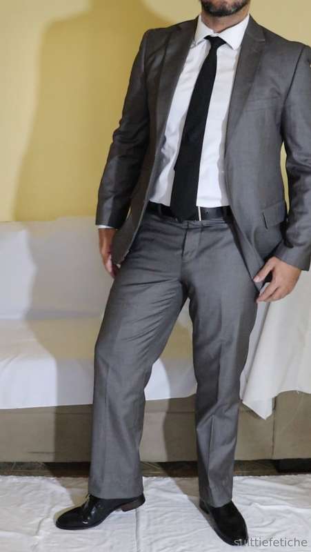 Quem gosta de gozar vendo um homem de terno? 15