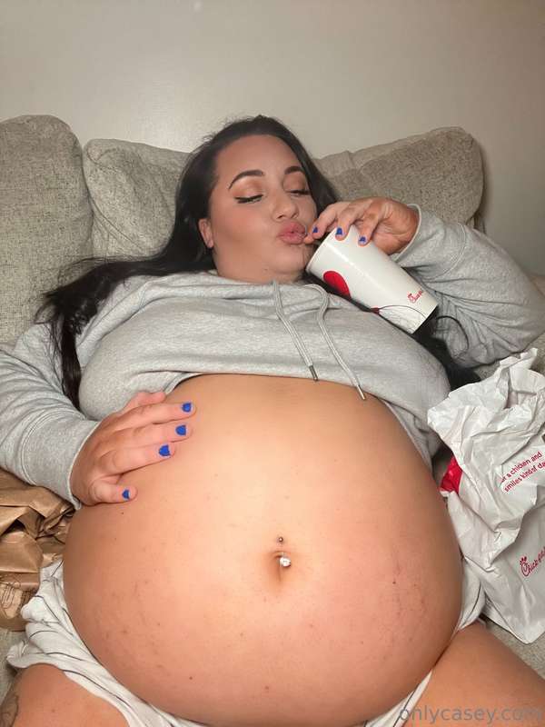 Just a big greedy girl surrounded by her bad decisions 🐷🐷🐷🐷 1