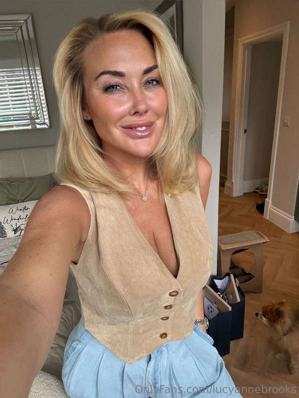 SELFIE SATURDAY 🤳🏼Busy bee today 🐝 Just off for a very late ..