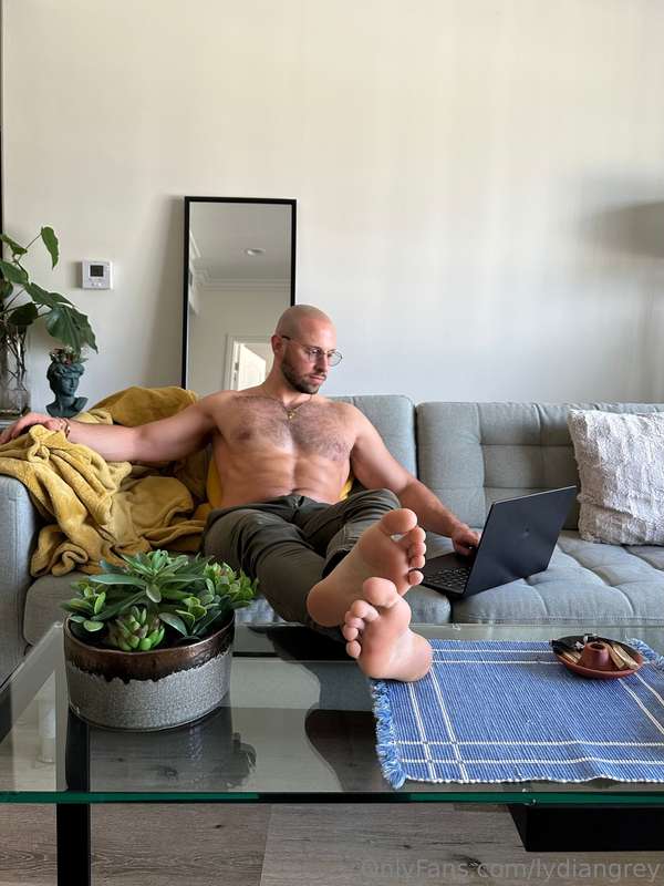 Hey babe, I’m working from home today . That ok ? 3