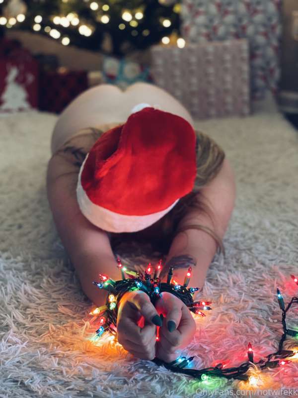 ** Hotwifekk Christmas Advent Calendar Day 4 of 25**