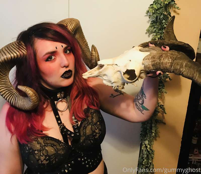 Succubus wants to seduce you 😈 21