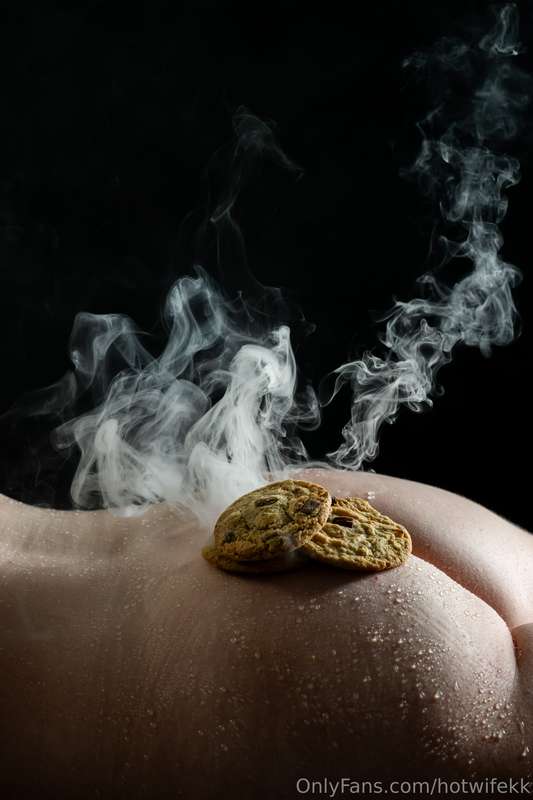 More of the professional photos. Wound you eat these cookies.. 2