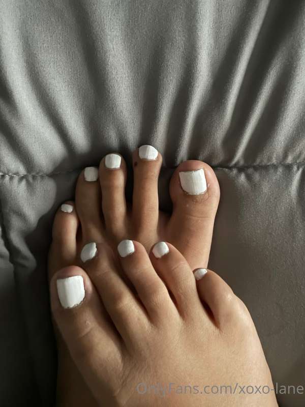I'd love you to lick and kiss every bit of my feet 🦶🏽 3