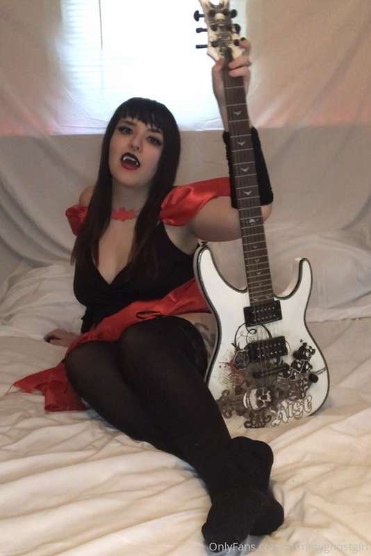 Hex Girls cosplay! Ever wanted to see what’s under Thorn’s d.. 7