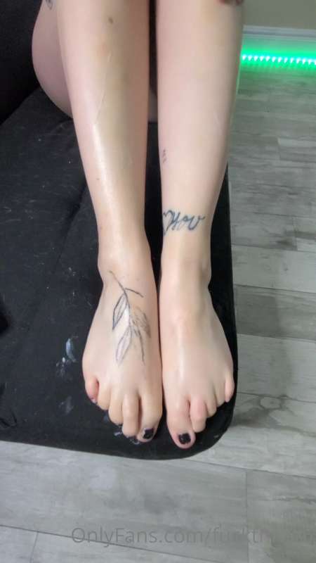 Hardcore foot fetish video with @cherricheekss 💦 1