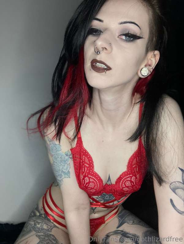 I liked this red set a lot.. so I took a lot of pictures. Ho.. 9