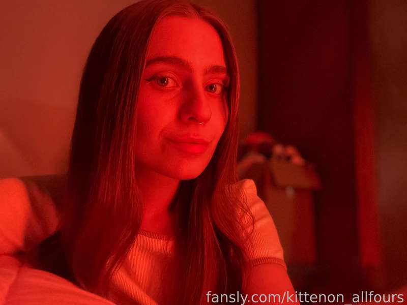 Kittenon_Allfours - Fansly - 06 Apr, 2023 1