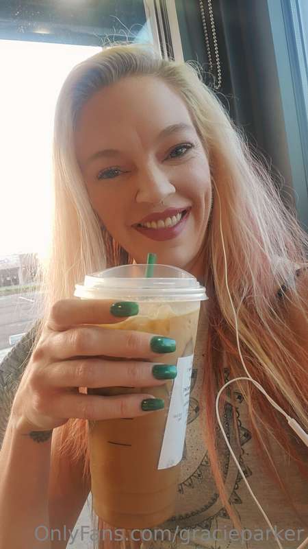Early morning adventures!! 🖤💋  Pretty sure the baristas were.. 1