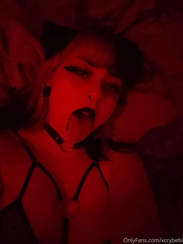 Waiting for you to bend me over 💋🖤 2