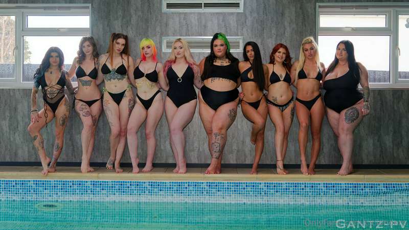 Just a bunch of hotties by the poolside @skylarrosie @paigeh..