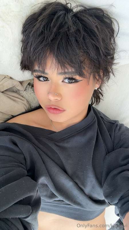 just finished my makeup, do u like it? :] sometimes I wonder.. 8