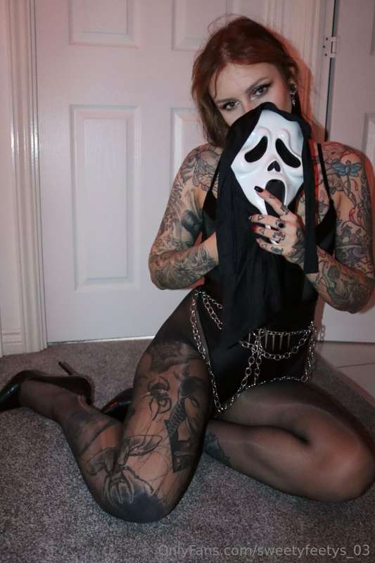 Ready to scream for those feet ? 😈 11