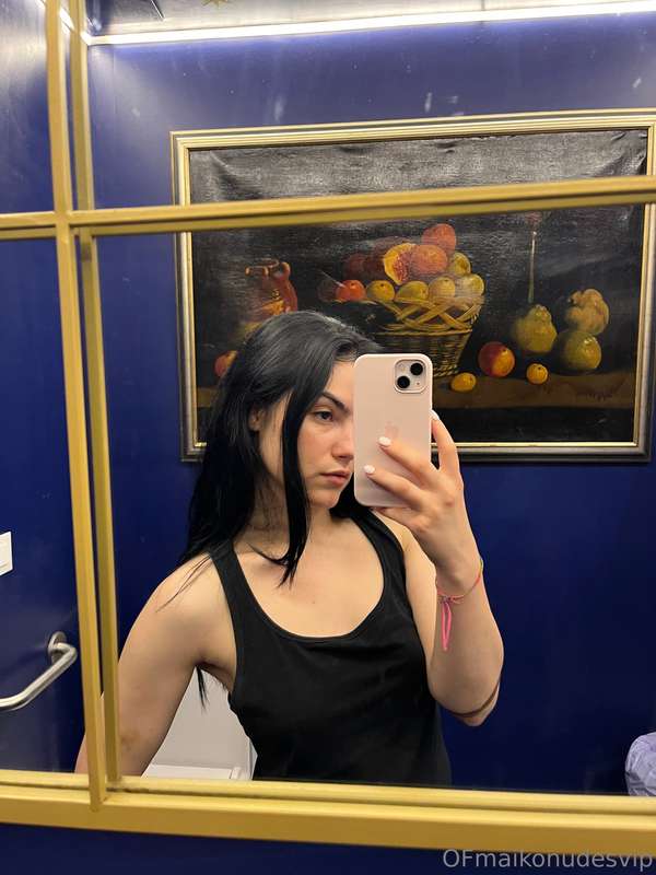 Hey guys I’m in Valencia for 4 days, see you tomorrow ✈️💞💃🏻🌊