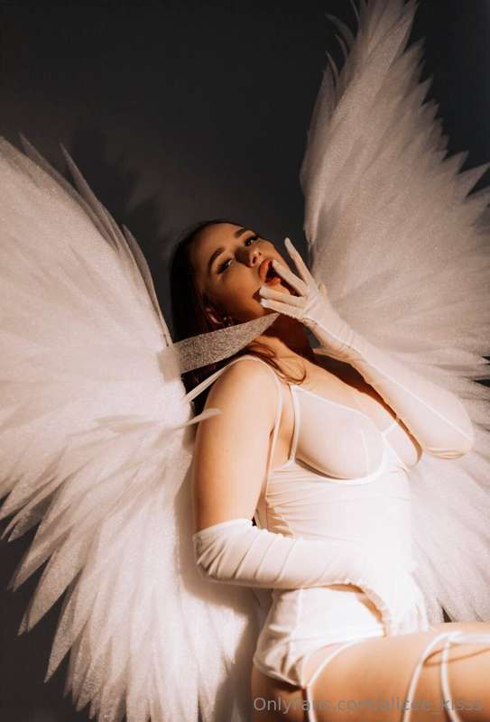 What gives you wings? I feel freedom and love 💕
