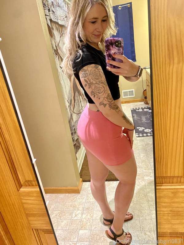 Happy Thong Thursdayyyy. Tell me what would you do if you sa.. 1
