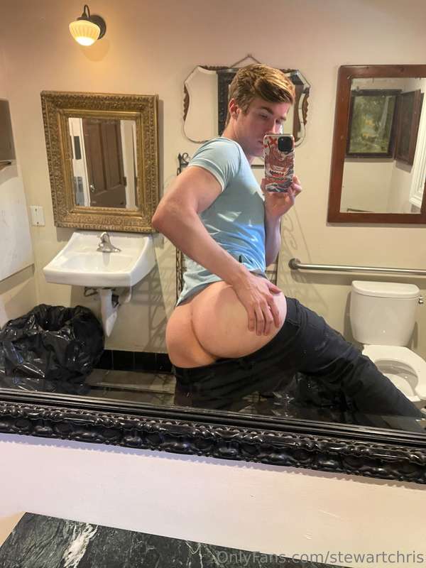 Quickie Restroom pics while waiting for food 😉 8