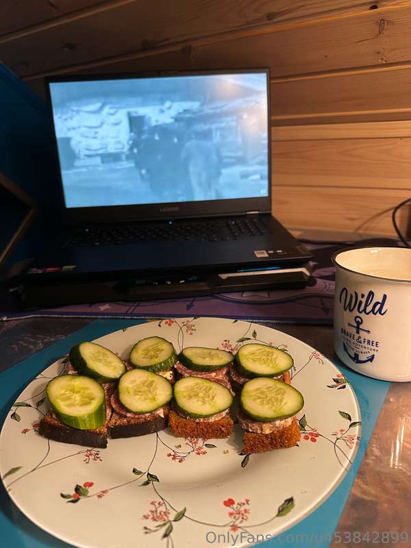 Me, who’s super self-conscious about my body, at 11 p.m.: ea..