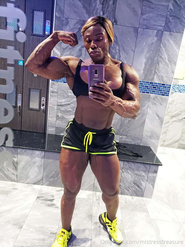 Nothing like a lil flex friday too get my friday rolling... ..