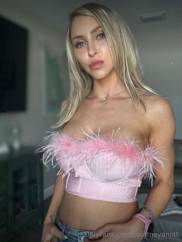 @alixlynx is a cute little thing who loves to do what she is..