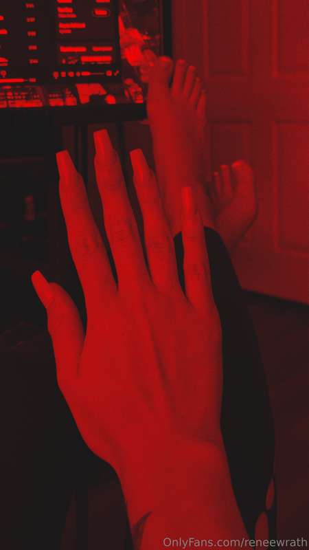 I stopped getting my nails done to play Valorant but I long ..