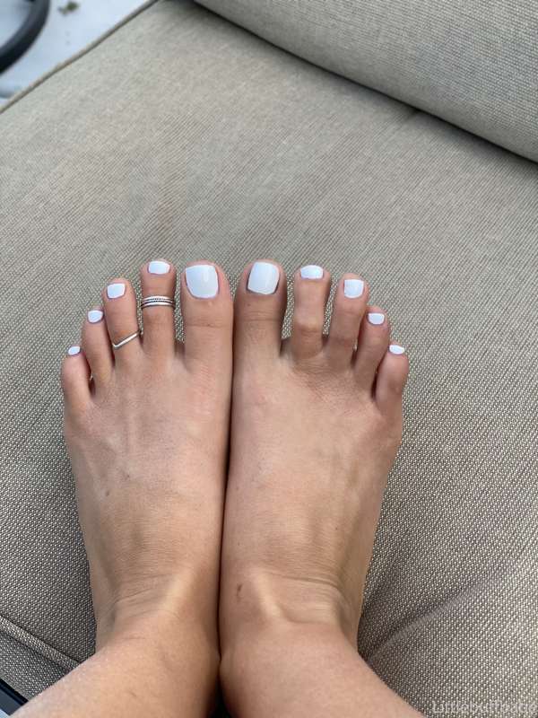 Freshly painted toes 💅🏽😍 2