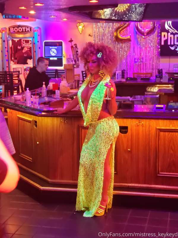 Here is alil behind the scenes from Mommy photo shoot today ..